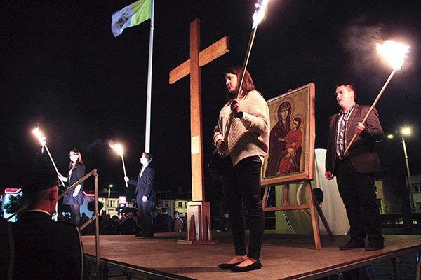 Krzyż i ikona Matki Bożej przy pomniku symbolizującym geometryczny środek Polski