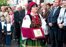  Maria Stachnal z przyznaną nagrodą