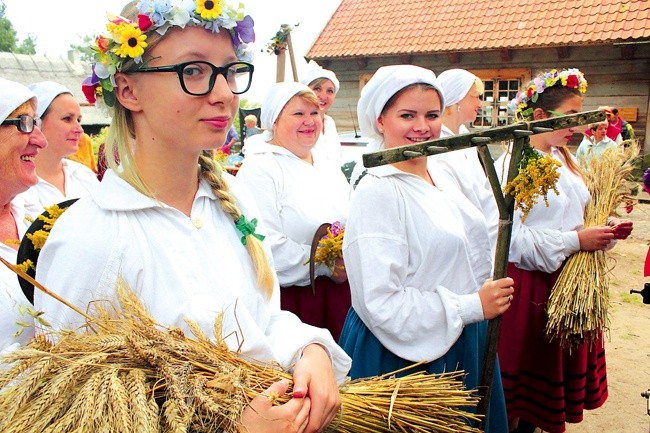 Dożynkowy korowód rozpoczął uroczystości wojewódzkie, które odbyły się w olsztyneckim skansenie