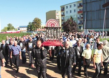 Pierwsi męczennicy Polski to święci Benedykt, Jan, Mateusz, Izaak i Krystyn. Zginęli w 1003 roku. Nasza diecezja czci ich jako swoich patronów. Na zdjęciu: uczestnicy pielgrzymki niosą 120-kilogramowy relikwiarz