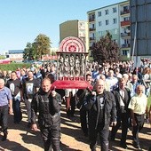 Pierwsi męczennicy Polski to święci Benedykt, Jan, Mateusz, Izaak i Krystyn. Zginęli w 1003 roku. Nasza diecezja czci ich jako swoich patronów. Na zdjęciu: uczestnicy pielgrzymki niosą 120-kilogramowy relikwiarz