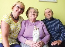 Pani Bronisława trzyma przedwojenną figurkę Najświętszej Maryi Panny z Kalwarii Pacławskiej, gdzie pielgrzymowały zawsze jej mama i babcia. Na zdjęciu z mężem Piotrem i córką Elżbietą