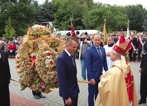 Przed ołtarz zanoszono dożynkowe wieńce. Gospodarzy wita bp Henryk Tomasik