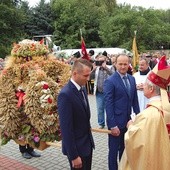 Przed ołtarz zanoszono dożynkowe wieńce. Gospodarzy wita bp Henryk Tomasik