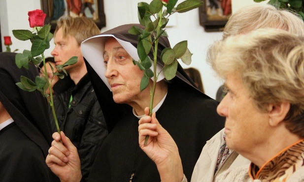 Symbolem św. Rity jest róża – połączenie radości, piękna z cierpieniem