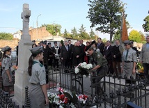 Harcerze składają kwiaty przed grobem Antoniego Troczewskiego i jego żony