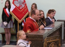 Delegacje uczniów szkół katolickich oraz przedszkola wraz z ks. dyrektorem Tomaszem Sroką zawierzyły siebie Bożemu Miłosierdziu