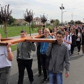 Młodzież z krośniewickich szkół podąża za symbolami w drodze z hali sportowej do kościoła