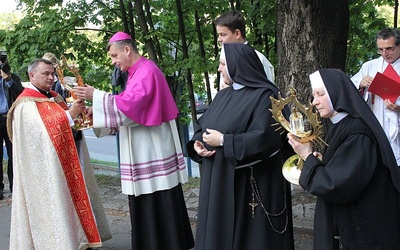 Bp Roman Pindel, ks. Zdzisław Grochal i siostry elżbietanki jako pierwsi uczcili Znaki Miłosierdzia