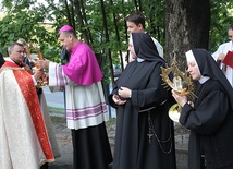 Bp Roman Pindel, ks. Zdzisław Grochal i siostry elżbietanki jako pierwsi uczcili Znaki Miłosierdzia