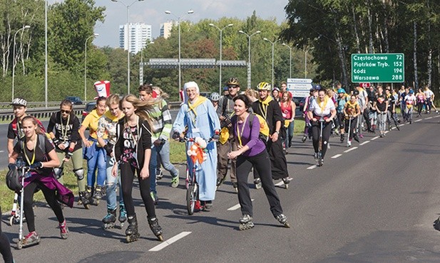 Siostra Marita do Bierunia Starego pielgrzymowała  na hulajnodze.  Tuż za nią na rolkach  i w sutannie jechał kleryk Mateusz Kempiński