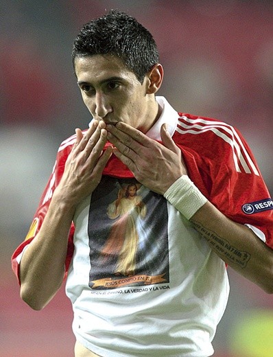 Sześć lat temu Makaron grał  w Benfica Lizbona. Pod klubową koszulką – t-shirt z obrazem Jezusa Miłosiernego i napisem: „Jezu, ufam Tobie”