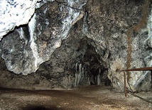 Według legendy to właśnie w tej jaskini ukrywał się Władysław Łokietek.  Wejścia chroni dziś  metalowa pajęczyna.  Grota jest wielką atrakcją regionu i stałym punktem wycieczek wszystkich szkół  z południa Polski