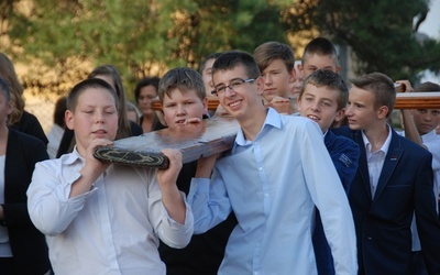 Gimnazjaliści z Bedlna z radością ponieśli krzyż ŚDM na swoich ramionach