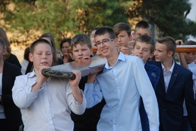 Gimnazjaliści z Bedlna z radością ponieśli krzyż ŚDM na swoich ramionach