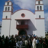 Wierni przed kościołem w Pasorapie