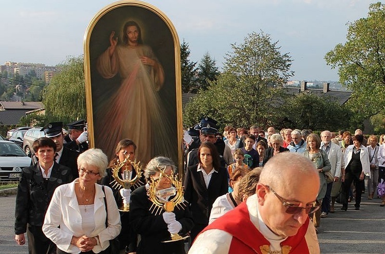 Parafianie z Mnisztwa w procesji nieśli peregrynujace Znaki Bożego Miłosierdzia