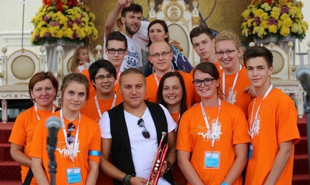 W organizacji jasnogórskiego spotkania pomagali wolontariusze VIDES z Istebnej - na zdjęciu z Łukaszem Golcem