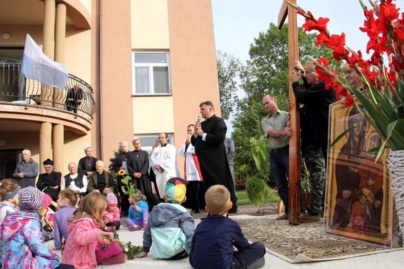 Symbole ŚDM przed Domem Kapłana Seniora w Sochaczewie