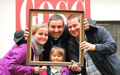 Zdjęcie z „Gościem” i proboszczem