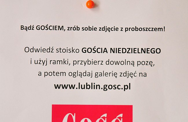 Zdjęcie z „Gościem” i proboszczem