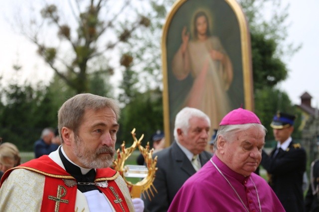 Uroczyste wprowadzenie obrazu i relikwii do kościoła Najświętszego Serca Pana Jezusa w Krasnej rozpoczęło wyjątkowy czas modlitwy 