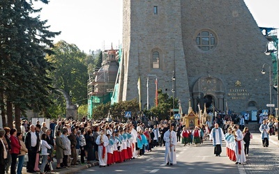 W procesji uczestniczy wielu wiernych