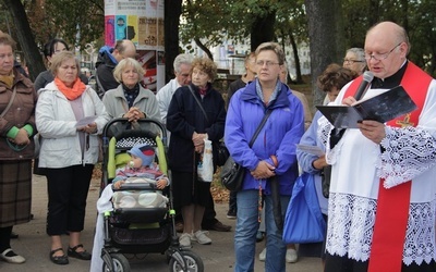 W Gdańsku Koronka do Bożego Miłosierdzia wybrzmiała głośno dzięki znacznej grupie modlących się osób