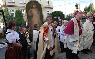 Bp Piotr Greger przewodniczył uroczytości powitania znaków Miłosierdzia w Ogrodzonej