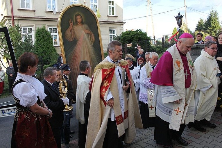Bp Piotr Greger przewodniczył uroczytości powitania znaków Miłosierdzia w Ogrodzonej