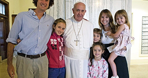 „Bez rodziny Kościół by nie istniał” – przekonywał Franciszek podczas Światowego Spotkania  Rodzin w Filadelfii.  Na zdjęciu papież z rodziną  z Argentyny 