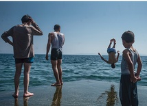 Wszystko to jest trudne do prostej oceny. Niełatwo o uogólnienia i jednoznaczne sądy, kiedy mówi się o ludziach, z których każdy ma inną historię, cele, pochodzenie, religię, status społeczny. Widziałem ludzi, tysiące ludzi. Ta gigantyczna fala ludzka nie jest jednolita. Jedyną ich cechą wspólną jest to, że chcą dotrzeć do Europy i zmienić swoje życie na lepsze. Kiedy jechałem na Lesbos, nie wiedziałem, czy zobaczę, że zmierza do nas horda krwawych barbarzyńców z C4 pod pachą, czy wykształcone, gotowe d...