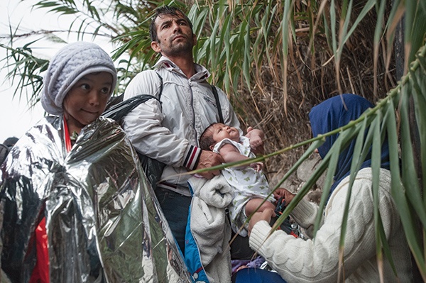 Dużo mówi się o ogromnej ilości mężczyzn wśród imigrantów. Nie da się jednak pominąć dramatu dzieci, matek i całych rodzin. Na Lesbos są tysiące rodzin. Jest między ich członkami pełno dobra, miłości, nadziei i uśmiechów. Coś ściska za gardło, kiedy widzi się wspaniałych ludzi, jak pełni optymizmu ruszają w drogę bez świadomości tego, co ich czeka. Przeraża mnie to, że ktoś sprzedał im wizję Europy jako leku na wszystkie kłopoty.