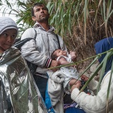 Dużo mówi się o ogromnej ilości mężczyzn wśród imigrantów. Nie da się jednak pominąć dramatu dzieci, matek i całych rodzin. Na Lesbos są tysiące rodzin. Jest między ich członkami pełno dobra, miłości, nadziei i uśmiechów. Coś ściska za gardło, kiedy widzi się wspaniałych ludzi, jak pełni optymizmu ruszają w drogę bez świadomości tego, co ich czeka. Przeraża mnie to, że ktoś sprzedał im wizję Europy jako leku na wszystkie kłopoty.