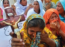 23 września 2013 r. w Peszawarze (Pakistan) terroryści dokonali samobójczego zamachu w kościele Wszystkich Świętych. Zginęło wówczas 127 chrześcijan,  a 250 zostało rannych.  Na zdjęciu: rodziny ofiar  opłakują swoich bliskich