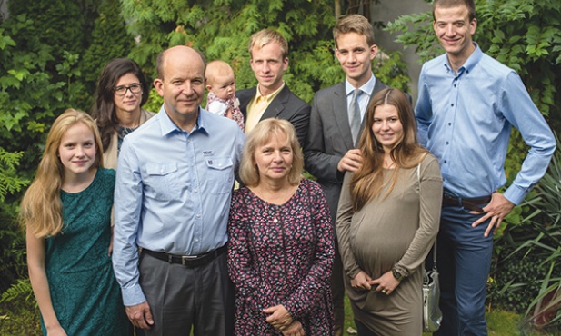 W pierwszym rzędzie od lewej stoją: Barbara, Konstanty  i Joanna, Adrianna; w drugim rzędzie od lewej: Aleksandra,  Jan z Różą, Karol, Michał Radziwiłłowie