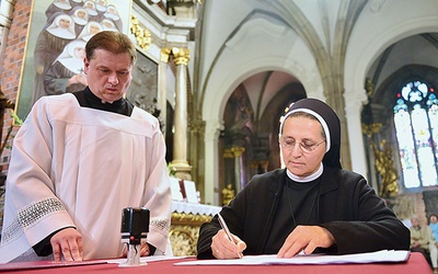 Matka generalna zgromadzenia s. Samuela Werbińska podpisuje przysięgę, że przekaże Kongregacji Spraw Kanonizacyjnych nienaruszone akta procesowe