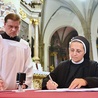 Matka generalna zgromadzenia s. Samuela Werbińska podpisuje przysięgę, że przekaże Kongregacji Spraw Kanonizacyjnych nienaruszone akta procesowe