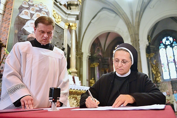 Matka generalna zgromadzenia s. Samuela Werbińska podpisuje przysięgę, że przekaże Kongregacji Spraw Kanonizacyjnych nienaruszone akta procesowe