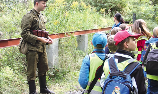  Paweł Lewandowski, „żołnierz” w pełnym umundurowaniu, mówi, w jaki sposób zachować się, kiedy w lesie znajdzie się niewybuchy: „Nie dotykać! Uciekać! Powiadomić dorosłych!”