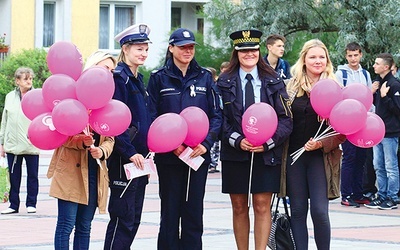 Różowe baloniki i wstążeczki towarzyszą każdej akcji, w czasie której kobiety walczą z rakiem piersi 