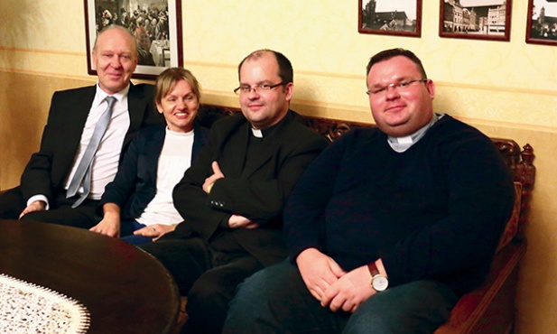  Od lewej: Stanisław i Wisława Mareccy, ks. Maciej Nowak,  ks. Przemysław Demski 