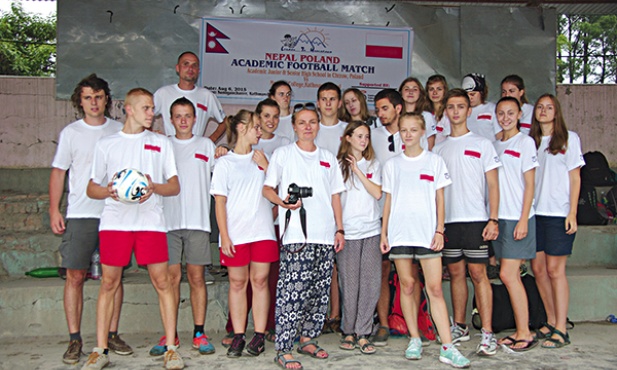 Uczestnicy wyprawy przed meczem piłki nożnej w Nepalu