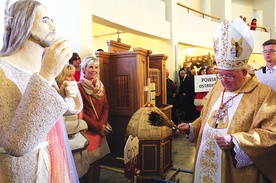 Bp Roman Marcinkowski poświęcił m.in. wieniec dożynkowy z gminy Czerwińsk n. Wisłą