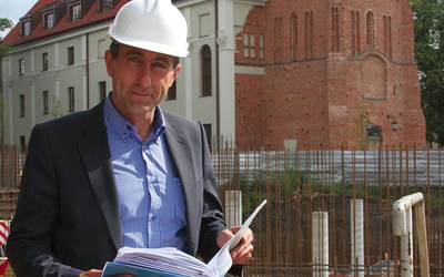Kierownik budowy Jacek Dobrzyński z planem rozbudowy sanktuarium Bożego Miłosierdzia w Płocku
