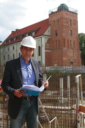 Kierownik budowy Jacek Dobrzyński z planem rozbudowy sanktuarium Bożego Miłosierdzia w Płocku