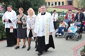  Relikwie papieża Polaka z parafii zostały w procesji przeniesione do Ośrodka Rehabilitacji Osób z Upośledzeniem Umysłowym im. Jana Pawła II