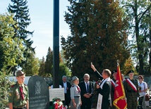 Krzyż – poświęcony przez oławskiego dziekana, ks. Janusza Gorczycę  – stanął na cmentarzu dzięki Stanisławowi Jaśnikowskiemu 