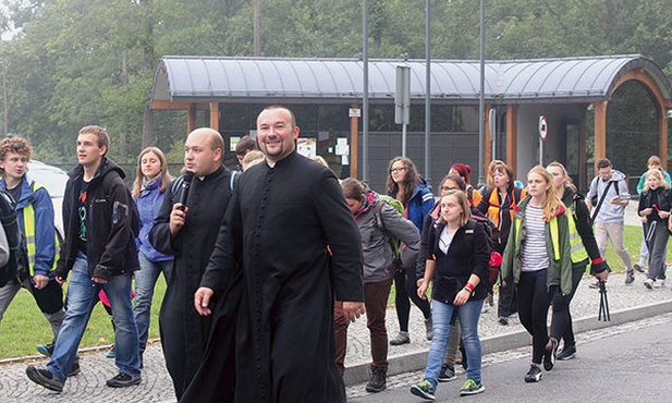  Tegoroczna wrześniowa nocna pielgrzymka młodzieży do Rud odbyła się w intencji ŚDM i pokoju. Na pierwszym planie ks. Artur Pytel