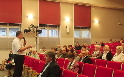  Ks. Maciej Górka z uczestnikami sympozjum misyjnego, które odbyło się we wrześniu w Gliwicach